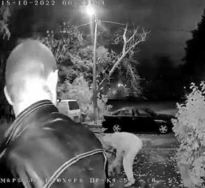 Two drunks from St. Petersburg were coming to visit, but an unexpected rival stood in the way - an intercom. One of the alkonauts wanted to take the curb to smash the door, but he accidentally dropped it and broke his leg.