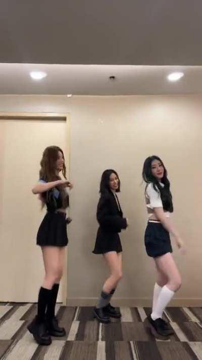 ITZY - Yeji, Ryujin & Chaeryeong