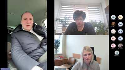 Madars Lasmanis (Jelgavas novada domes priekšsēdētājs) sapulces laikā izklaidējas 😂