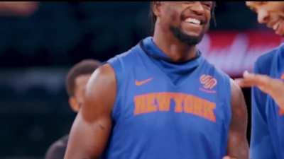[Highlight] Julius Randle receives his MIP Award from his son in front of the New York Knicks team: