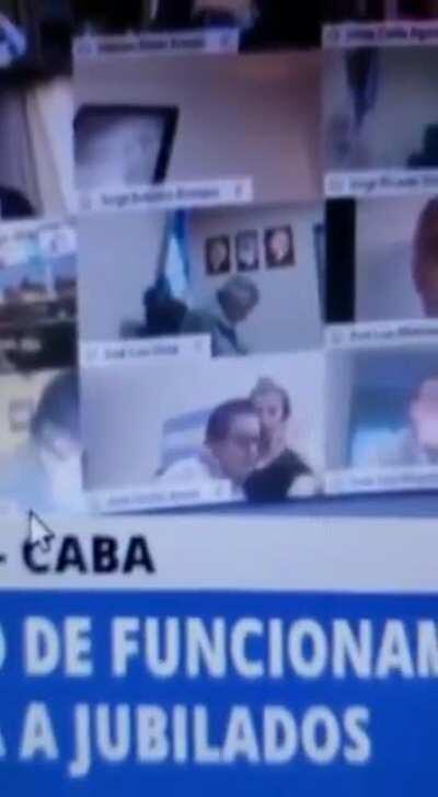 Mujicanos cuando tienen tarea pero al fin obtuvieron teta