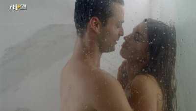 Yolanthe Cabau van Casbergen shower scene