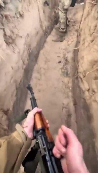Ukrainian near Kreminna clears a jammed gun while under attack 