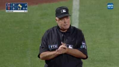 [Highlight] [Highlight] After being walked, Pete Alonso politely asks Adrian Sampson to throw him a pitch