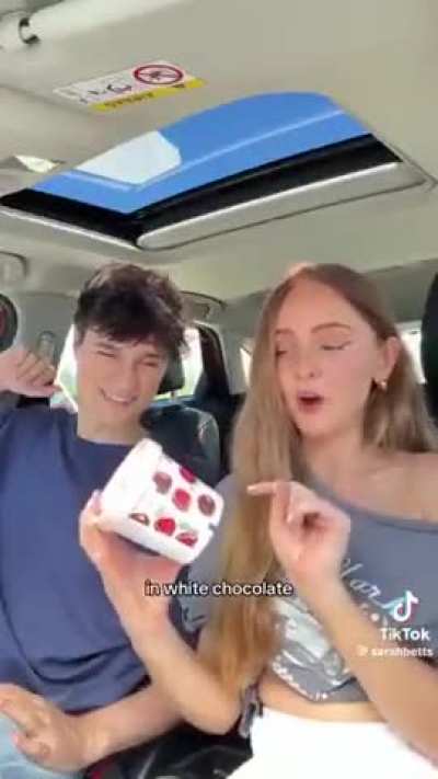 Los Franuí la están rompiendo en EEUU por sólo 12 dólares (un regalo para ellos) y se volvieron virales. Esta es la industria nacional competitiva a nivel global.