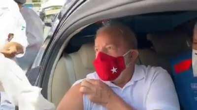 Lula toma a primeira dose da vacina em São Bernardo