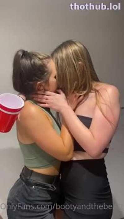Lesbian kissing 
