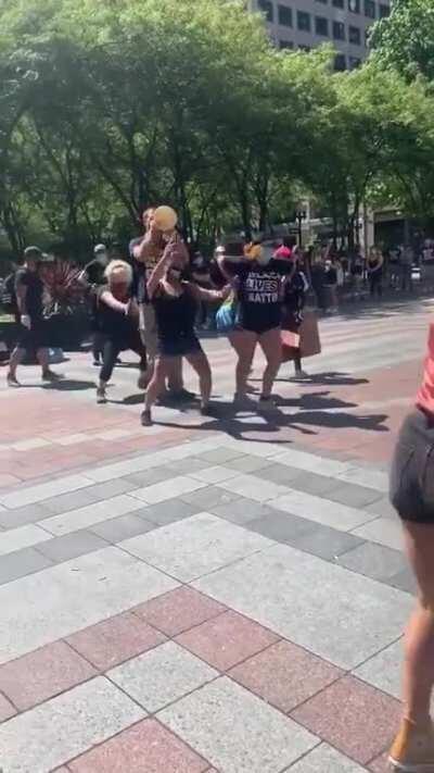 Миссия невыполнима [чувак с мегафоном ставит людей на пути господни. А людям танцевать охота]