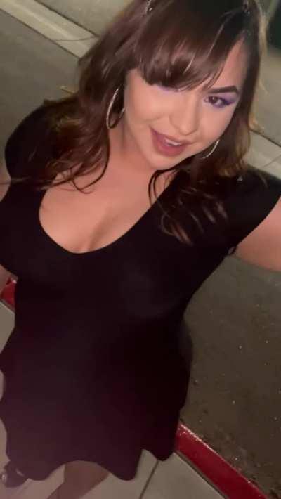 I wear short dresses for a reason 😜