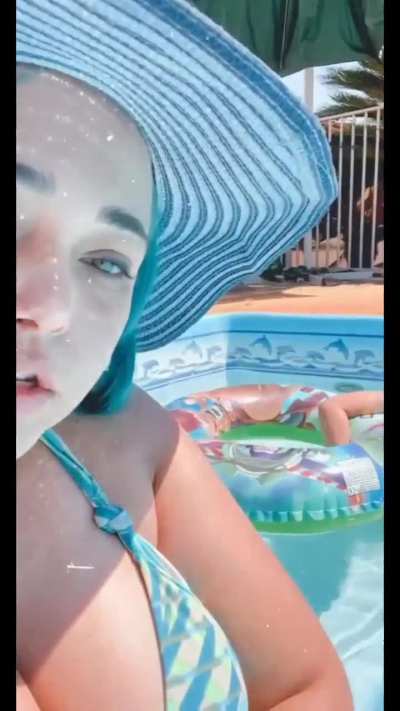 Olha esses peitos 🤤. Laura é muito gostosa pqp