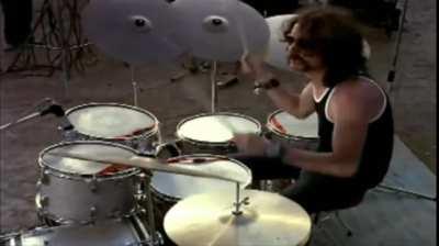 Seeing Nick Mason's drumming for Echoes here inspired me more to be a drummer. I can't stop watch his drumming. His grooves, his fills, and his energy on assaulting his drumset it's just amazing. He is surely in my top 5 rock drummers of all time along wi