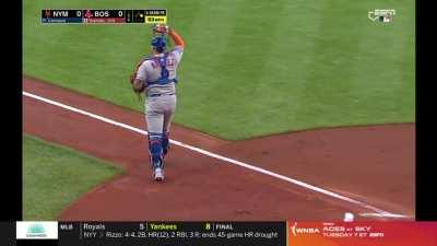 [Highlight] [Highlight] Jarren Duran tries to go first to home on a chopper by Yoshida to short but is nailed at home by a heads-up play by Mark Canha.