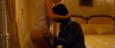 Natalie Portman has some help undressing