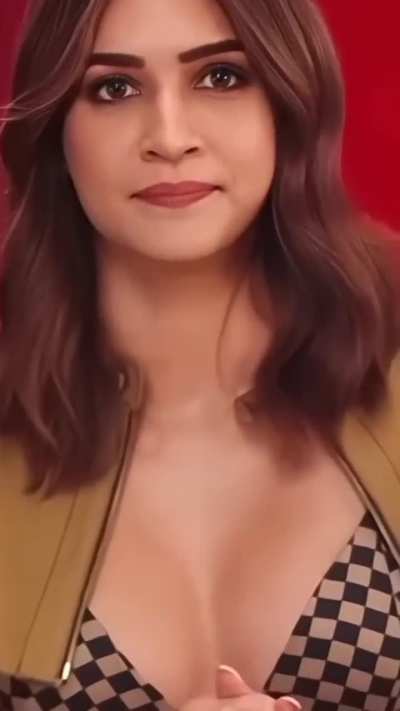 Kriti sanon hot cleavage 