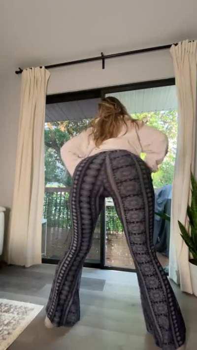 try to giggle in the morning with my new flarepants;)