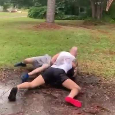 dad fights guy bothering his kid