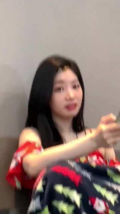 Idk what they're talking about in here. SHE'S SO CUTE!! Let's end our day with a smile!! 😁😁