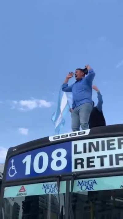 Los muchachos festejando su día