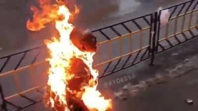 Crazy footage from the city of Podolsk, Ukraine. The motives are unknown. They write that the man used narcotic drugs. 21++