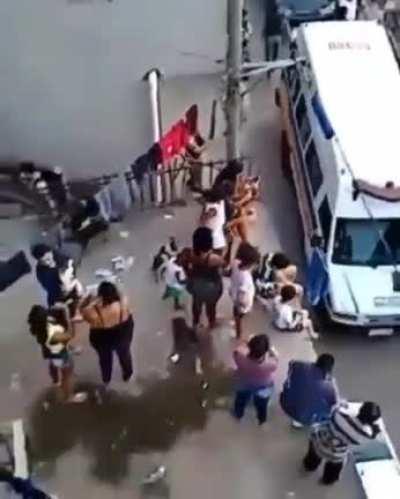 police going to sing in the favela