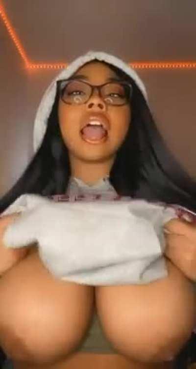 Dm me to buy her Dropbox 😍