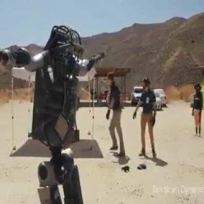 Фейк и постановка от Boston Dynamics, но пора им киностудию закладывать только с актёрами - роботами.
