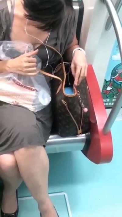 阿姨，阿姨，你在看什么呀？