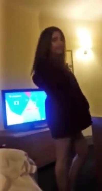 Meri hot sexy randi cousin mere sab dosto ke saamne striptease karke nangi naachti hui link in description for full video sexy