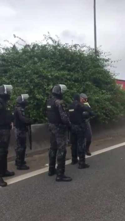 Tropa de choque chegando para acabar com as manifestações mas a rodovia é Federal, quem manda é a PRF