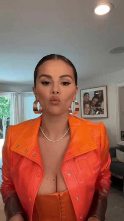 Selena knows what we like to see