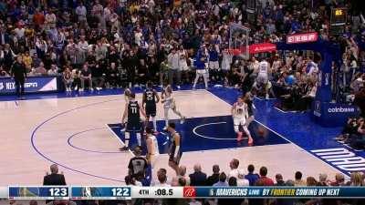 [Highlight] Steph Curry hits the layup as the Mavs leave the lane wide open to put the Warriors up 3 with 8s left!