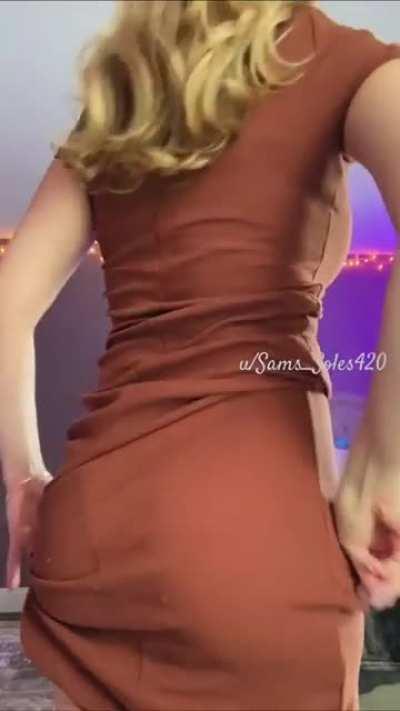 Dresses are the perfect excuse not to wear panties😈 [F]