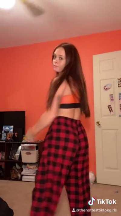 Wow she knows how to move that ass!