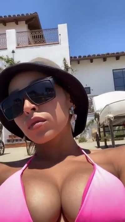 She lowkey going ham rn with the thirst traps 😂🔥🔥