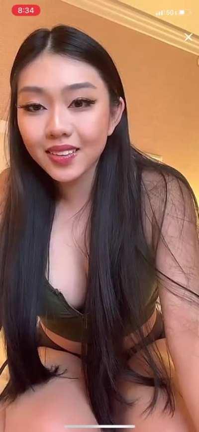 ABG kneeling down TikTok live