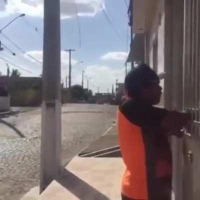 não chamar o galo cego de galo cego