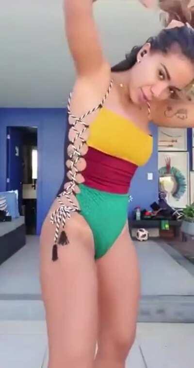 Anitta! Bigodinho ou Ppk suada???