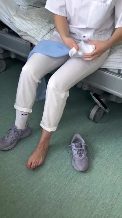 An interesting practice to allow people with reduced mobility to wear a sock.