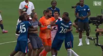 Luís Enrique perdendo a linha e agredindo João Pedro no final do jogo