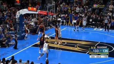 [Highlight] Steph Curry converts the double clutch layup