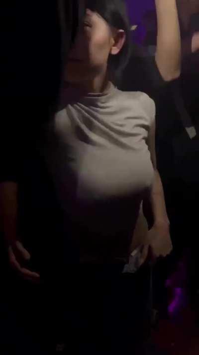 不懂就问，夜店鸡是不是请杯酒就随便上床了