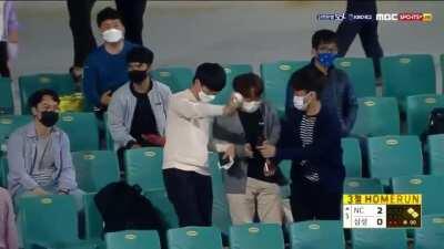 NC Dinos catcher Yang Eui-ji has hit for the cycle in today's game against the Samsung Lions, becoming the first catcher in KBO league history to accomplish the feat (28th player overall).