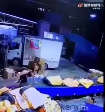 [LFO] Worker gets trapped in conveyor belt