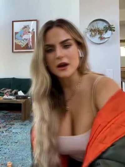 JoJo Levesque - big tits and pokies