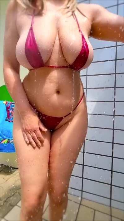 Bouncing my wet boobies at a public pool 💦🏖 5'3