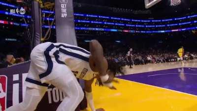 [Highlight] Ja Morant drives and lands hard on his injured right hand