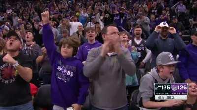 [Highlight] Golden 1 Center erupts as the Red Velvet laces the game winner after Kings keep possession alive