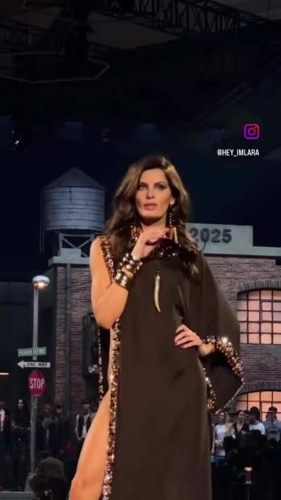 Isabeli Fontana’s nude ass