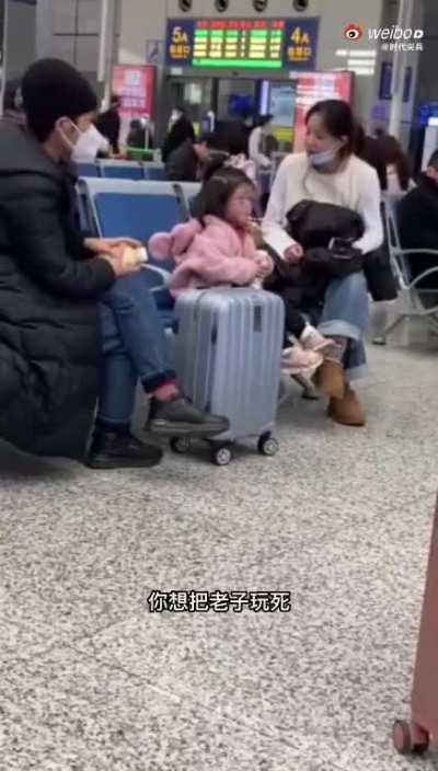 哎，看到这样的母亲，我的内心是绝望的，不知道该说什么