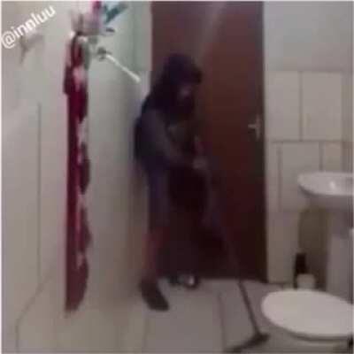 When you and your cat are afraid of the same mouse [Crosspost from r/WatchPeopleDieInside. OP: u/Chasith]